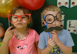 17 Dzieci trzymają okulary i wąsy, akcesoria fotobudki